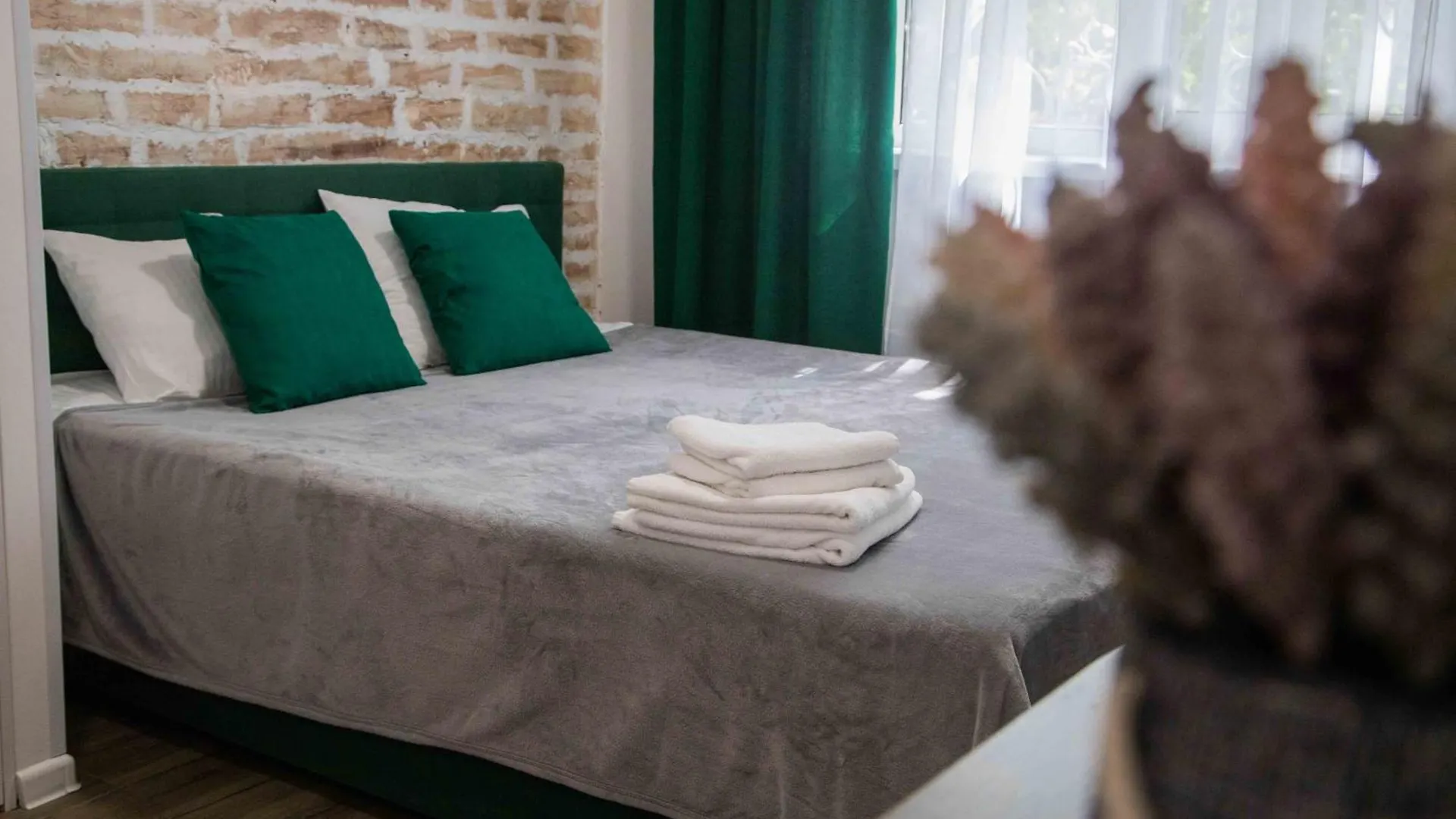 Стильні апартаменти-студіо на Подолі поруч з метро  Modern Apartments on Podol near metro station  Kyiv MF 0*,  Украина