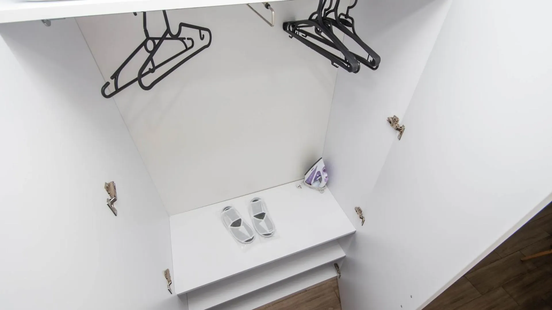Стильні апартаменти-студіо на Подолі поруч з метро  Modern Apartments on Podol near metro station  Kyiv MF 0*,  Украина